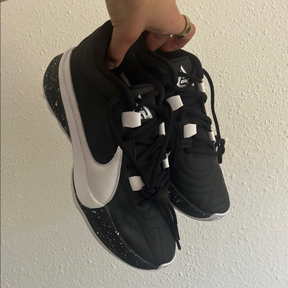 Nike Giannis Freak 5 black Womens 8/ men’s 6